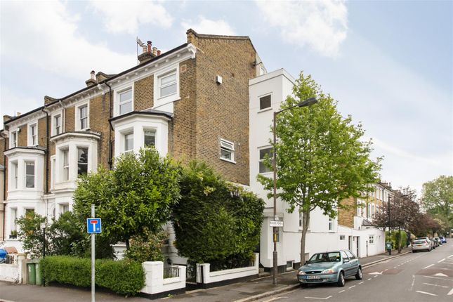 Flat to rent in Dagmar Road, Camberwell, London