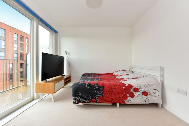Reverence House, Lismore Boulevard, London photo 4