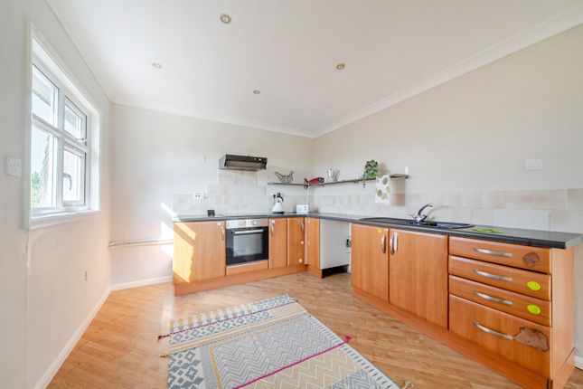 24, Fairlawns, Addlestone photo 4