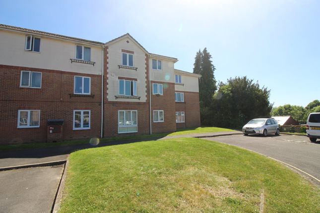 2 bed flat to rent in Garden Close, Andover SP10
