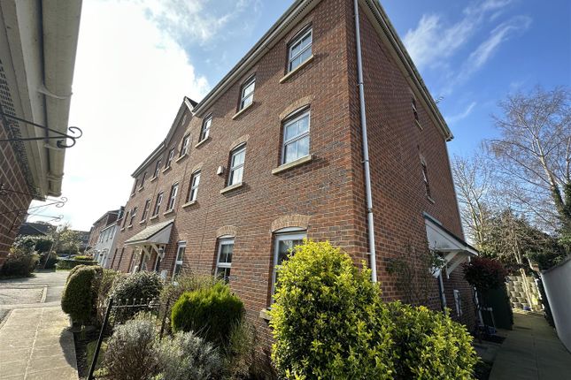 Town house for sale in Bridgewater Close, Frodsham