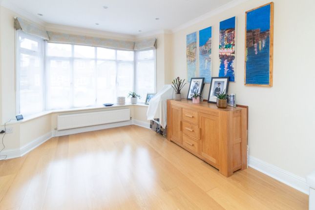 59, Francklyn Gardens, Edgware photo 4
