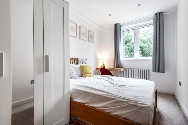 12 Chilworth Court,, Windlesham Grove, London photo 4