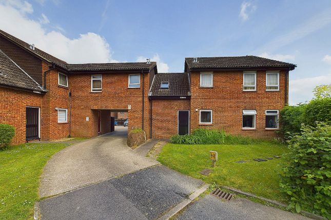 Thumbnail Flat to rent in Gassons Road, Snodland, Kent