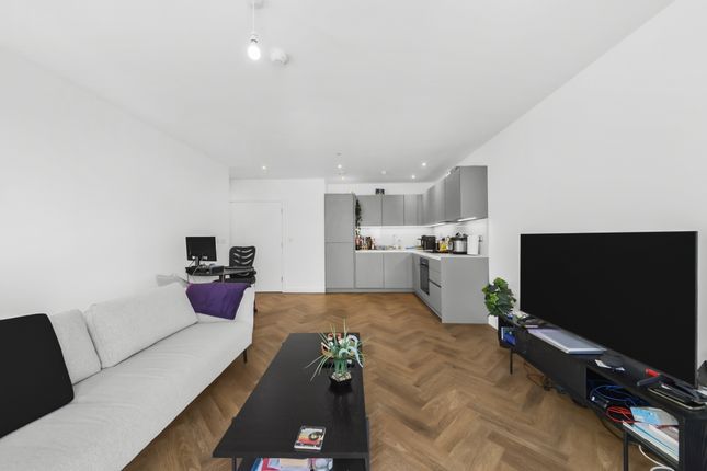 Flat 86, Orwell House, 2, Mile Walk, London photo 4