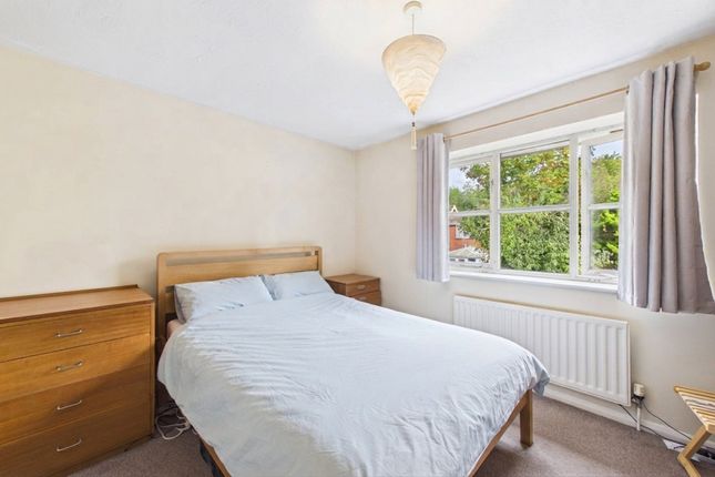 4, Wyvern Close, Aldershot photo 4