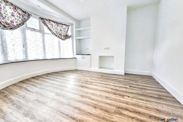 18 Marmion Avenue, Chingford photo 2