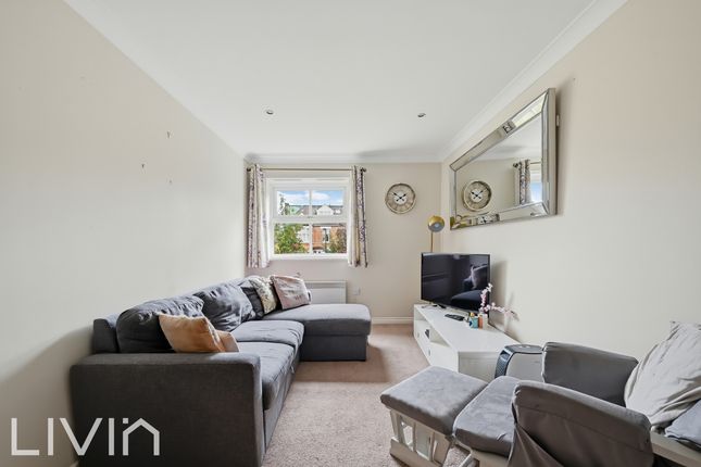19 Sycamore Close, South Croydon photo 3