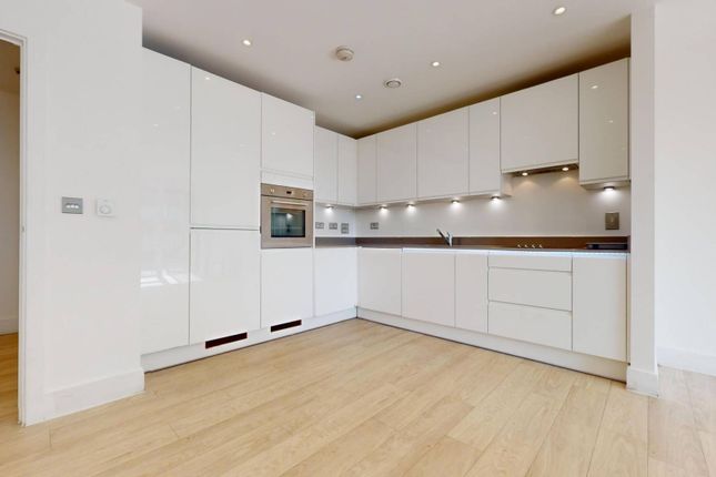 12 Abbotsford Court, Lakeside Drive, London photo 4