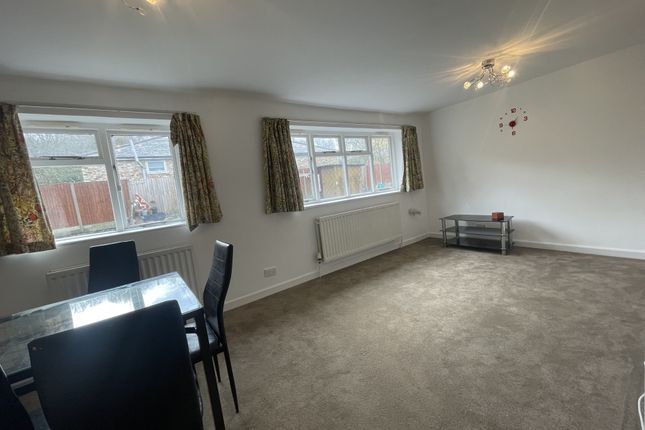 94 Beverley Gardens, WEMBLEY photo 3