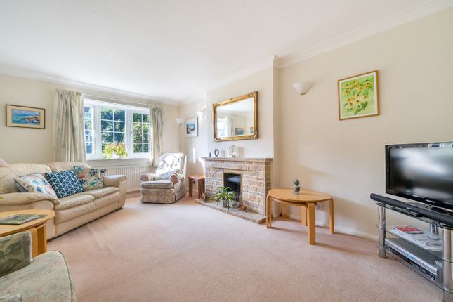 8, Davies Close, Surrey photo 3
