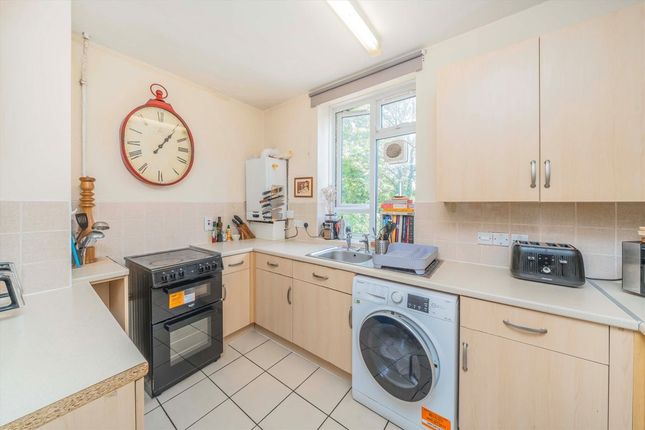 Flat 12, Cosgrove House, Whiston Road, London photo 4