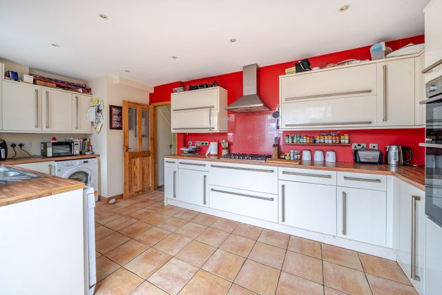 21, Grange Road, New Haw photo 3