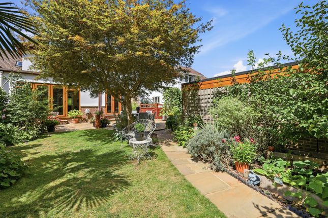 16, Pine Close, Essex photo 2