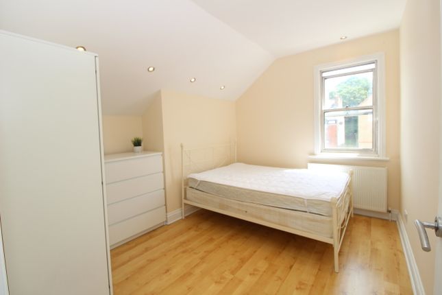 Flat to rent in Knollys Road, London
