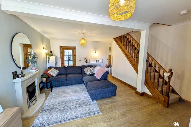 20, Ashgrove, Llanelli photo 3