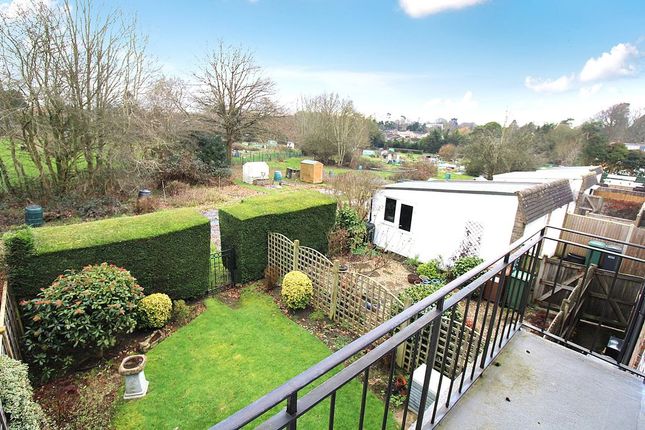 46, Courtlands Crescent, Banstead photo 2