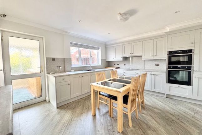 54, Carmen Crescent, Holton-Le-Clay photo 3