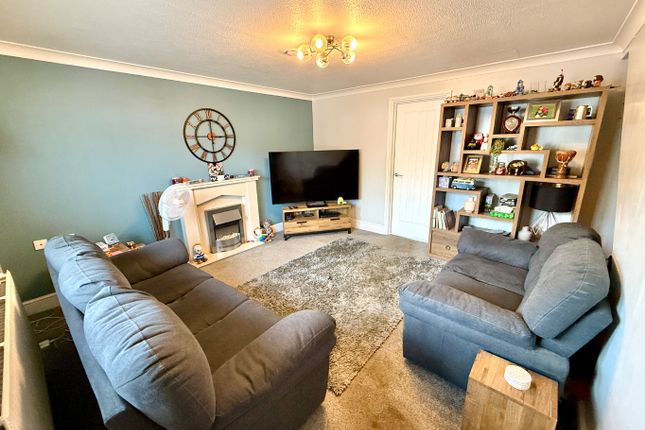 Exeter Close, Daventry photo 4