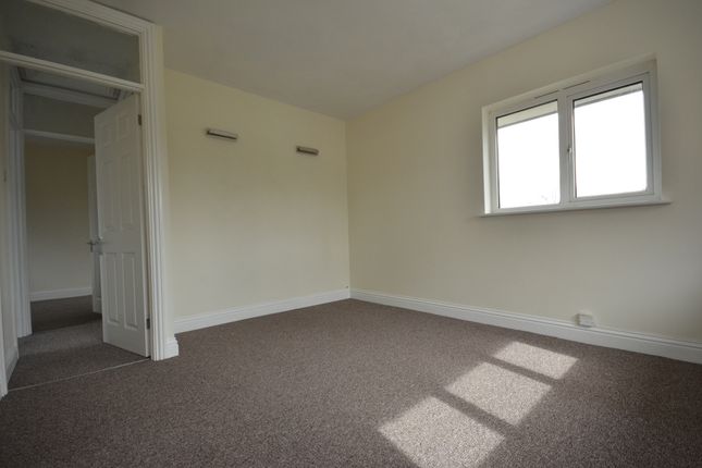 Thumbnail Flat to rent in Vicarage Road, Sunbury-On-Thames
