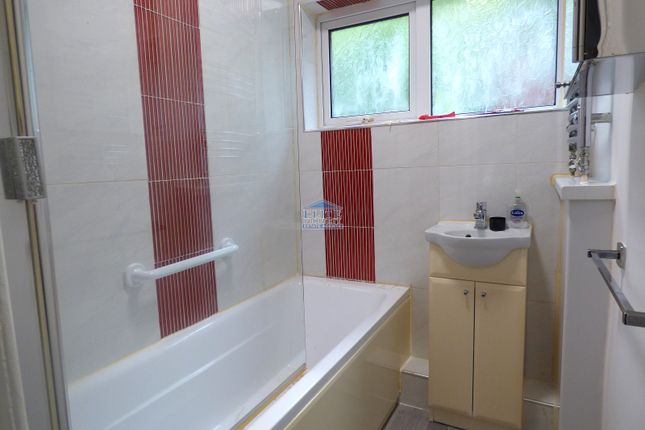 4, Gorwyl Flats, Ogmore Vale photo 3
