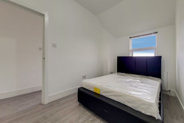 Flat to rent in London Road, London