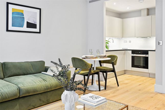 Flat to rent in Baker Street, London