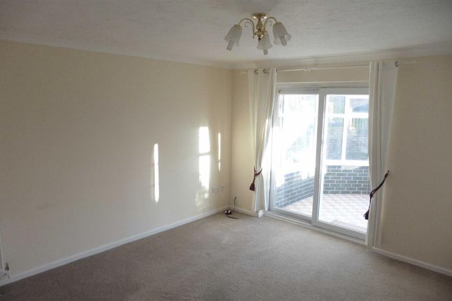 Doncaster Close, Chippenham photo 4