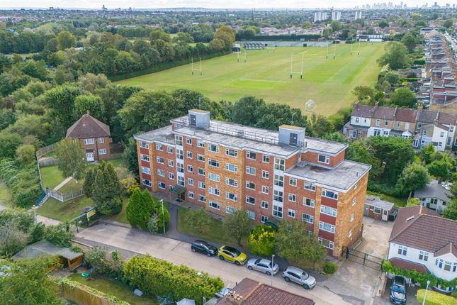 14 Barnes Court Durham Avenue, Woodford Green photo 3