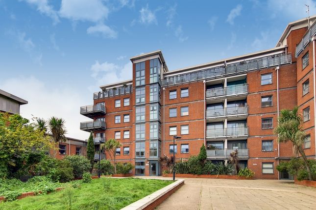 Flat to rent in Butterfield House, Berber Parade, Woolwich