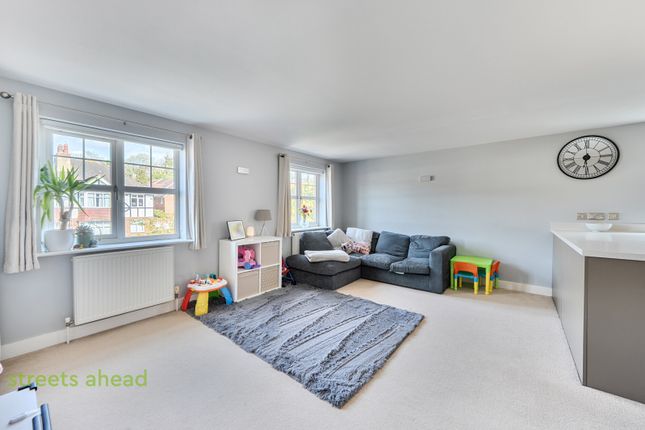 Flat 3, 183, Chipstead Valley Road, Coulsdon photo 4
