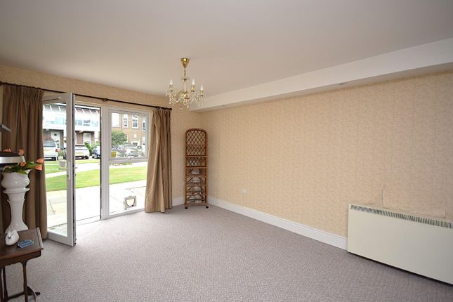 34, Willow Court, Swansea photo 3