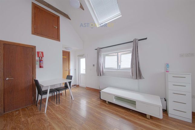 Flat 1, 4 High Street, Slough photo 4