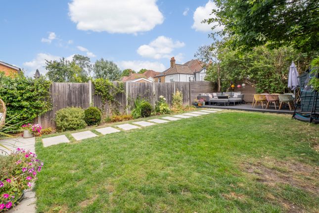 16 St. James Avenue, Sutton photo 3