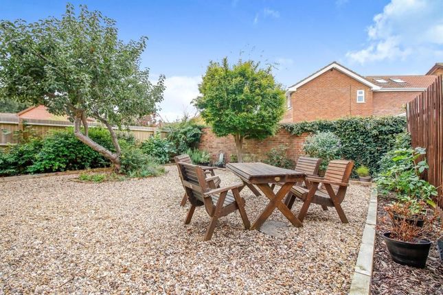 6 Mountsfield Close, Newport Pagnell photo 2
