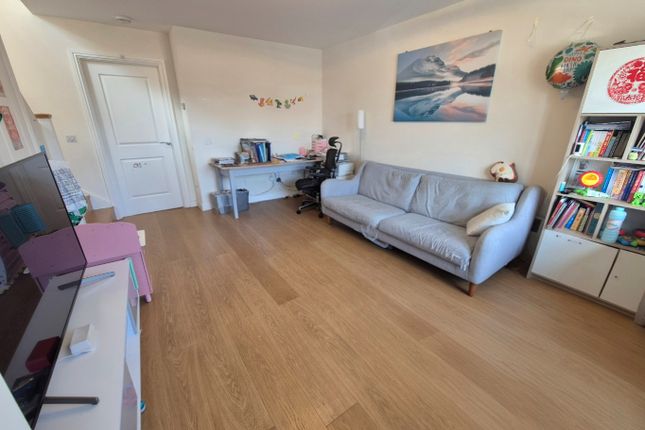 3 Hunting Drive, Luton, Bedfordshire photo 4