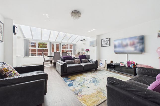 108, Jasmine Square, Reading photo 2