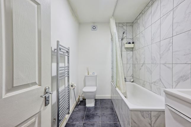 423, Lodge Avenue, Dagenham photo 4