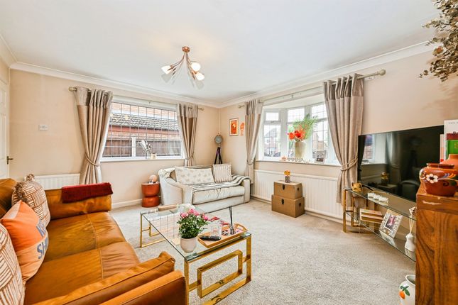 18, Holmefield Crescent, Ilkeston photo 4