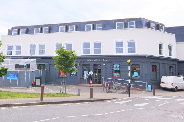 3 bedroom flat to rent in Kings Road, Kingston Upon Thames