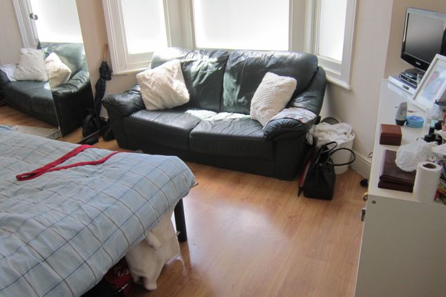 Thumbnail Flat to rent in Hammersmith Grove, Hammersmith