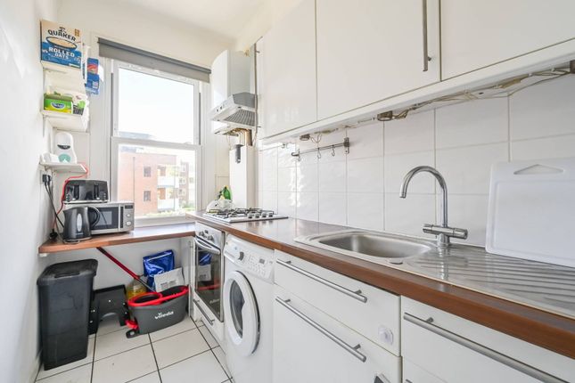 Thumbnail Flat to rent in Maidstone Road N11, Bounds Green, London,