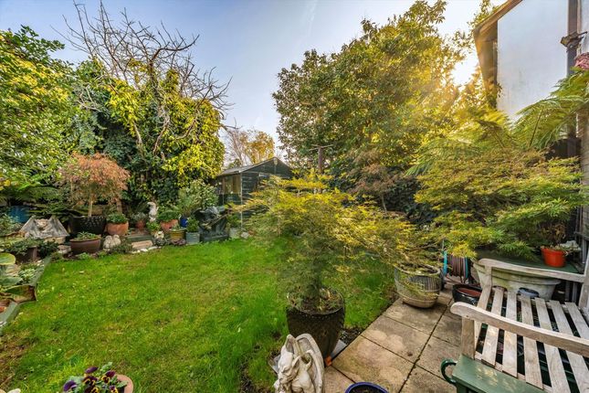 Abbott Close, Hampton photo 4