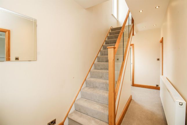 141, Hollin Lane, Wakefield photo 4