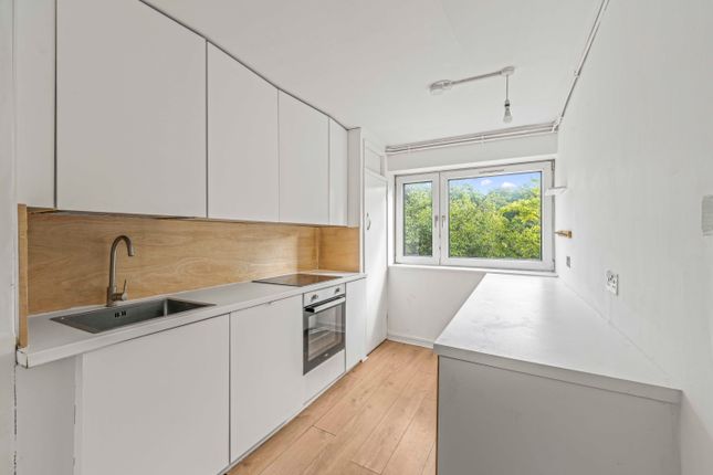 Flat 6 Blendworth, Wanborough Drive, London photo 2