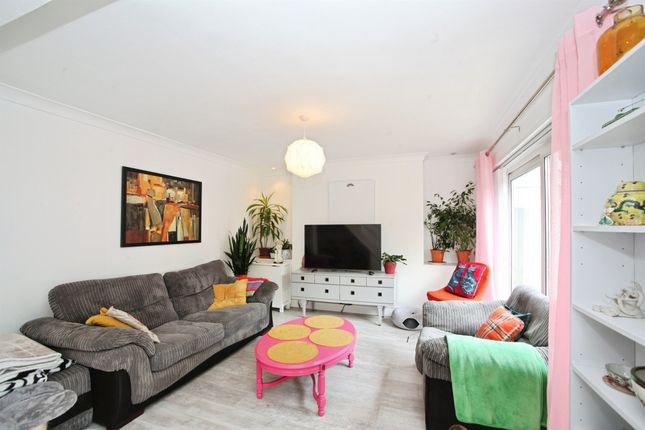 32, Yr Hendre, Cardiff photo 2