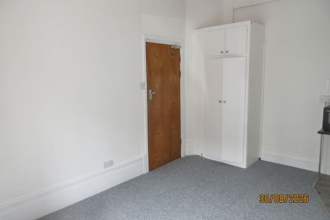 35, Lyndhurst Drive, Leyton photo 2