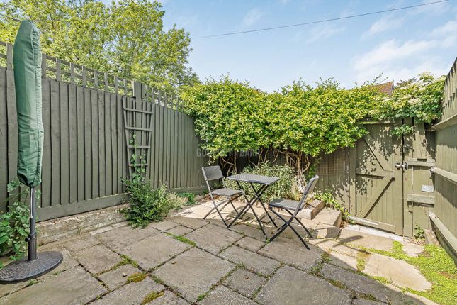 Avenue Cottages, Avenue Cottages, Mill Hill Village photo 4