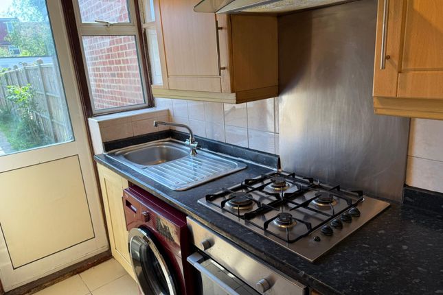 00, Hodder Drive, Greenford photo 5
