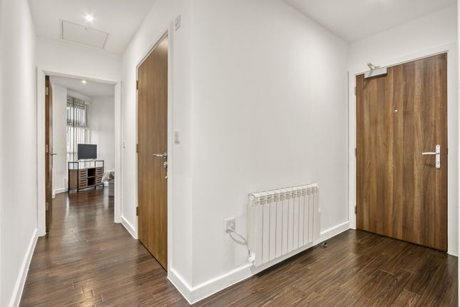 Flat to rent in Bath Road, London